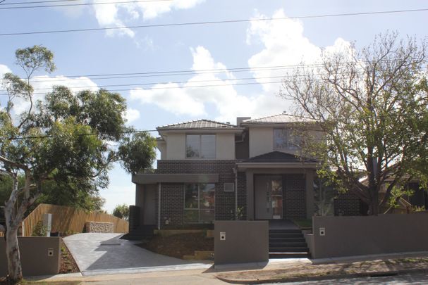 3 Bedroom Stylish Townhouse - Photo 1