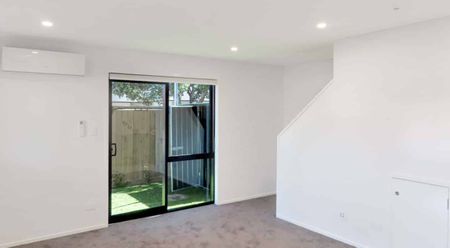 Modern home in Waterloo - Photo 3