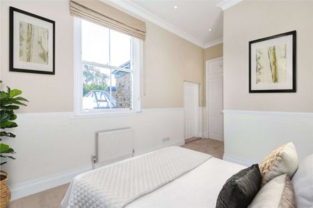 This two double bedroom property is situated on the desirable location of the Kings Road and benefits from being close to all the amenities that Chelsea has to offer - Photo 3