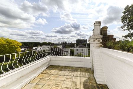 Victorian family house in the heart of Hampstead village offering in excess of 3,100 sq ft ideal for family living and entertaining - Photo 2