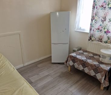 Studio Flat, Ivinghoe Road, RM8 - Photo 4