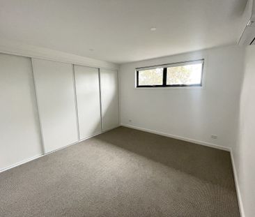 Elegant, Modern & Low Maintenance ! - Photo 5