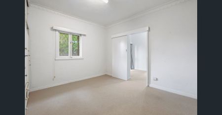 Spacious Family Home on a Large 809m² Block - Photo 4