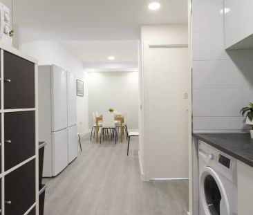 Cool room for rent in 8-bedroom apartment perfect for singles in At... - Foto 3