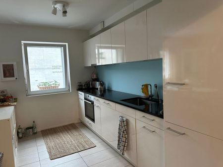 Moderne 3.5-Zimmer-Wohnung mit eigenem Waschturm - Photo 2