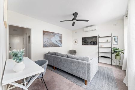 One-Bedroom Apartment in an Unbeatable Location! - Photo 4