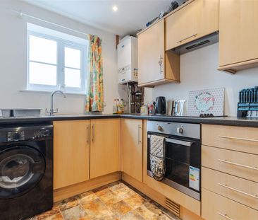 To Let 3 Bed House - Mid Terrace - Photo 3