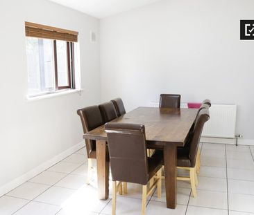 Bright room in 5-bedroom apartment in Ballymun, Dublin - Photo 1