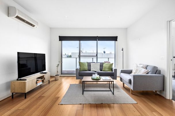 Spacious, Light Filled Apartment in a Prime Location - Photo 1