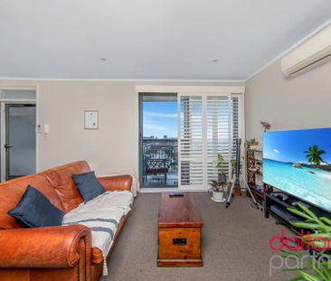 Sunny Apartment 170m from Dixon Park Beach - Photo 1