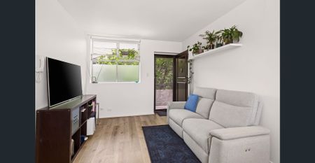 Top-Floor Tranquillity with Panoramic Leafy Views – FULLY FURNISHED - Photo 2