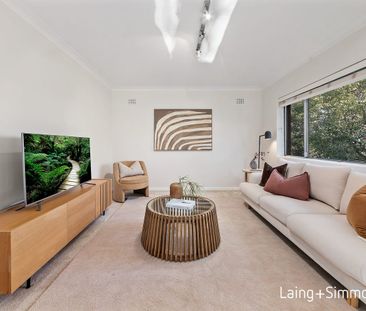 Size, light & leafy views from a peaceful rear setting - Photo 2