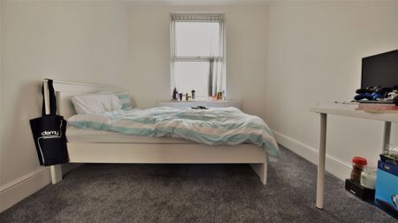 2 bedroom Flat in Kelso Road, Leeds - Photo 2