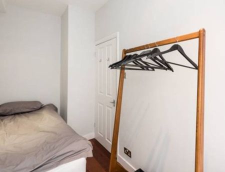 2 Bed Flat, King's Road, SW3 - Photo 4