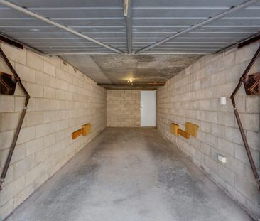 Spacious, Light Filled Top Floor Apartment in Prime Dee Why Location - Photo 6