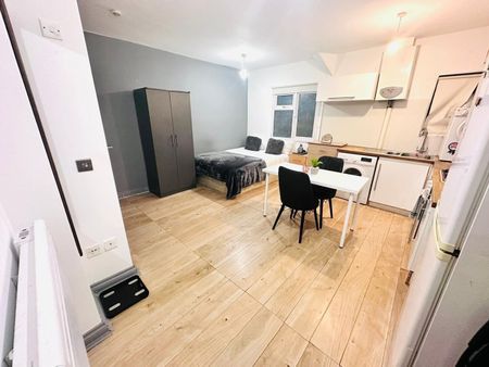 Room in a Shared House, Kilburn High Road, NW6 - Photo 2