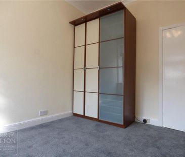 3 bedroom end of terrace house to rent - Photo 2