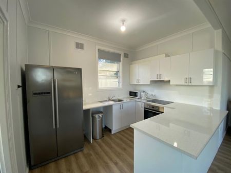 Sunny, Family Home in Prime Edgeworth Location - Photo 5