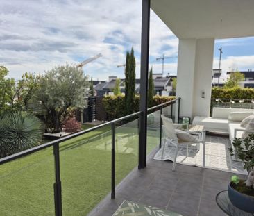 Jardín privado, diseño y luz | Chalet de esquina único en Boadilla - Photo 2