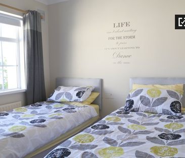 Twin bedroom in 5-bedroom apartment in Clondalkin, Dublin - Photo 6