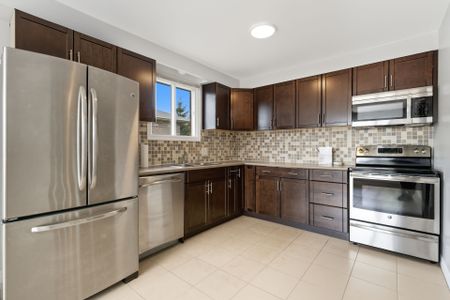 For Lease - 8 Oban Court Unit# upper level, Clarington, Ontario - Photo 4