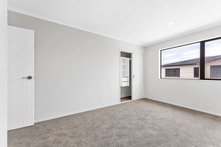 5 Bedroom Family Home in Bucklands Beach - Photo 3