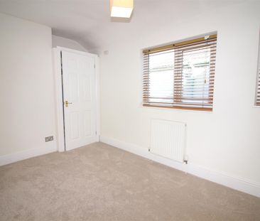 3 Bedroom House - Mid Terrace - Photo 3