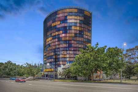 Premium Oversized Designer Apartment with Sweeping North-East Views in the Marquise Building - Photo 2