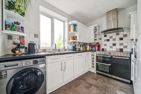 3 bedroom flat to rent - Photo 4