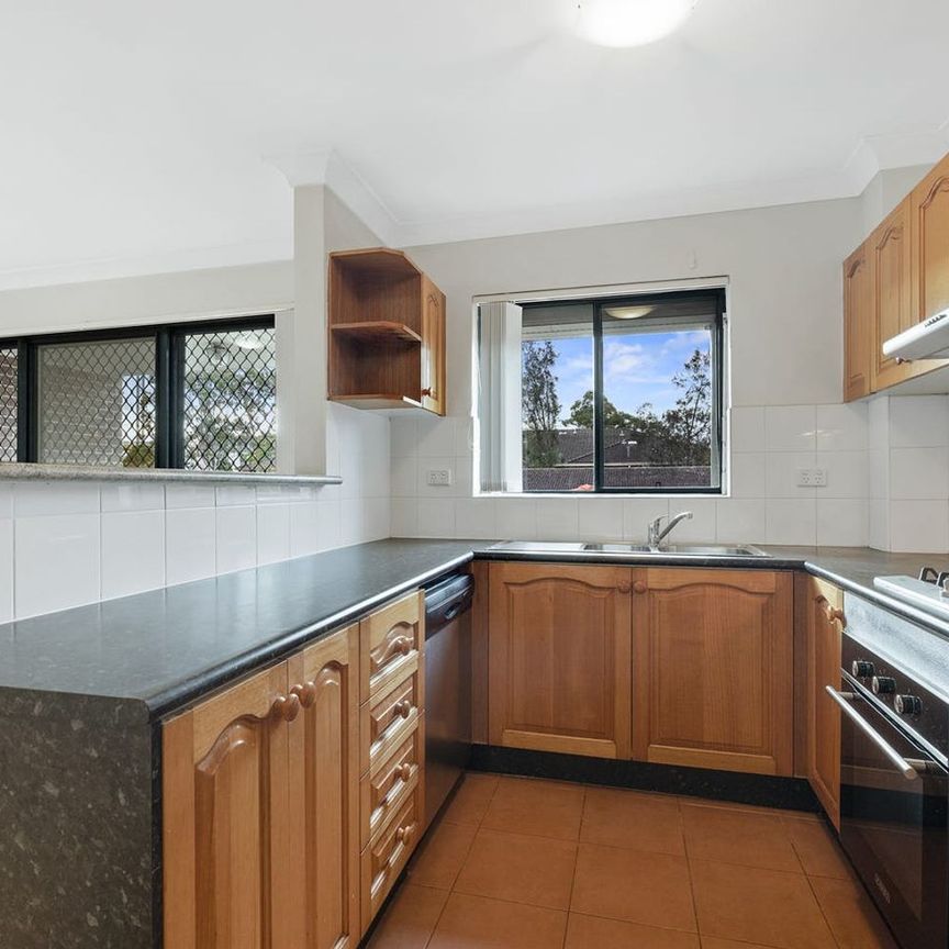 Well Presented 2 Bedroom Unit near Toongabbie Station - Photo 1