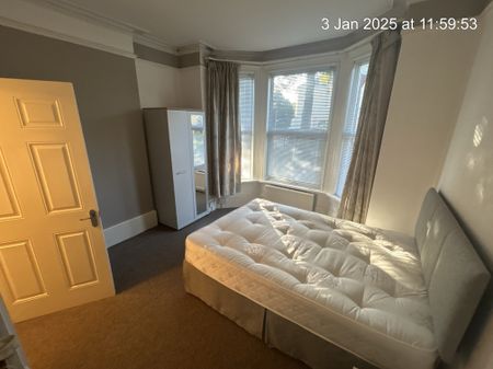 Lovely House Share property minutes from the Train Station - Photo 2