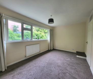 2 bedroom mid terrace to let - Photo 4