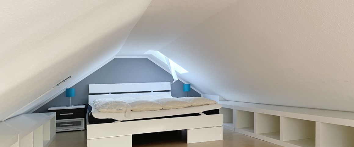 Moderne, hochwertige Dachgeschosswohnung über 2 Ebenen mit Balkon, Kaminofen und PKW-Stellplatz. - Photo 1