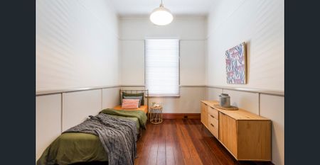 Three Bedroom Home - Close to schools and shops - Photo 3