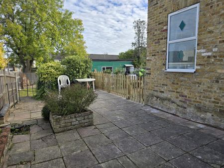 1 bedroom in a house share to rent - Photo 4