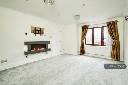 5 bedroom detached house to rent - Photo 2