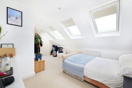 4 bedroom flat in London - Photo 4