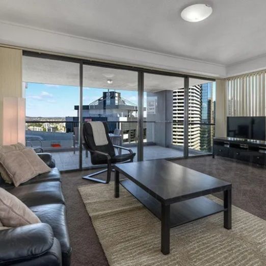 2 BEDROOM APARTMENT + STORAGE CAGE - 32ND FLOOR! - Photo 1