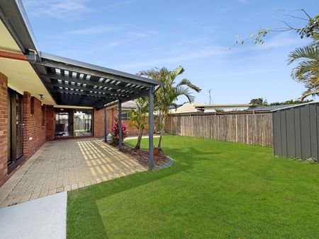 Fresh, Updated Beachside Living in Bokarina! - Photo 2