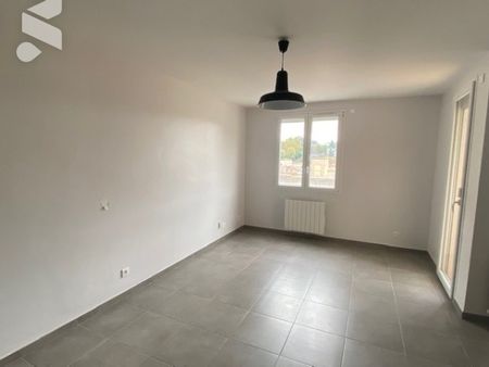 Appartement avec 3 chambres et balcon, à proximité des commerces et de la gare routière. - Photo 5