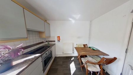 4 bedroom semi-detached house to rent - Photo 4