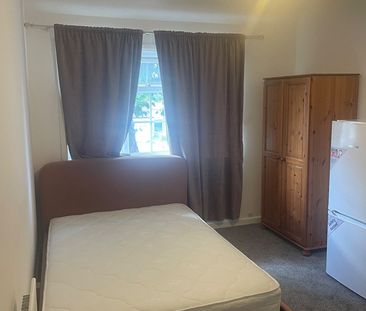 Room in a Shared House, Old Bromley Road, BR1 - Photo 5