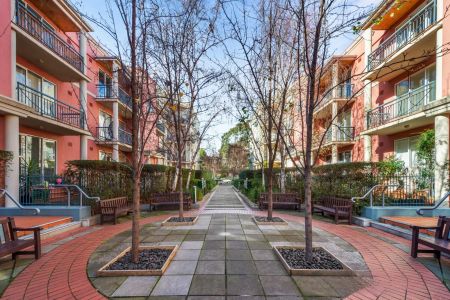 Large, modern apartment in a quiet, boutique block - Photo 4