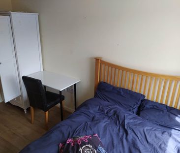 Room in a Shared House, Beds Semi-Detached Schuster Road, M14 - Photo 3