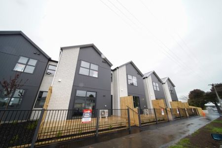 This is a near brand new upstairs studio unit in the popular Hillcrest suburb. - Photo 2