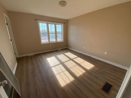 790 Newmarket Lane - 3 bed +Den, 3.5 bath - LEASE NOW FOR A FREE IPAD! - Photo 3