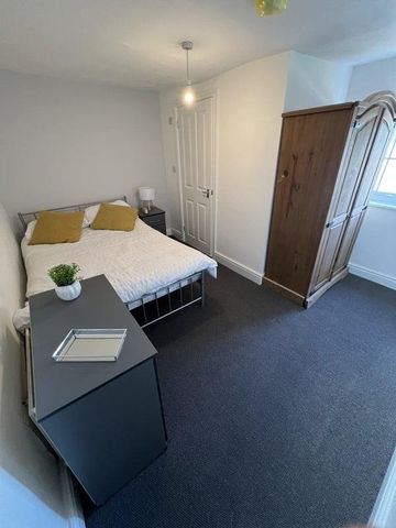 1 bedroom in a house share to rent - Photo 2