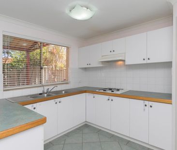 LOVLEY TOWNHOUSE IN EXCELLENT LOCATION!! - Photo 4