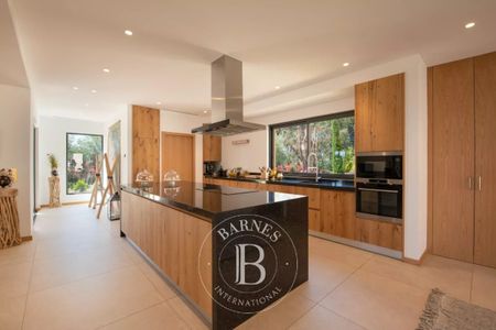 LOCATION SAISONNIÈRE - SAINTE-MAXIME - VILLA MODERNE VUE MER - 5 CHAMBRES - Photo 2