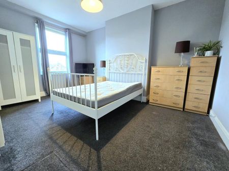 1 bedroom in a house share to rent - Photo 2